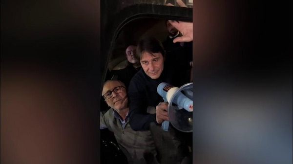 Conte al megafono si rivolge ai tifosi: "Forza Napoli"