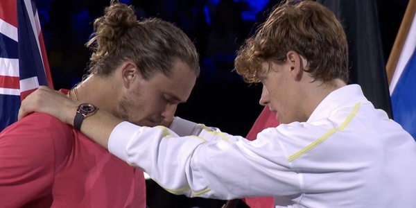Zverev, l'abbraccio di Sinner e le lacrime davanti a tutti: "Sei troppo forte"