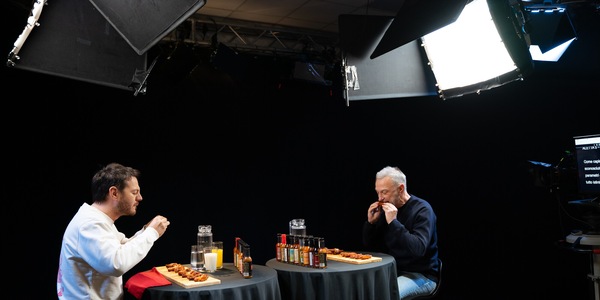 Linus, gli 883 e la cena con Mauro Repetto a “Hot Ones” con Cattelan