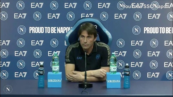 Conte, siparietto in conferenza: "Io sono per il bianco o nero...anzi rosso o blu"
