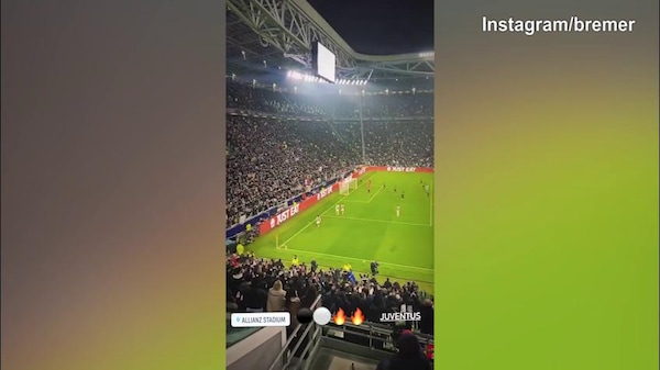 Juve-Psv 2-1, Bremer festeggia dalla tribuna