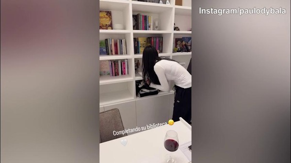 Venerdì di San Valentino a casa Dybala con...Oriana che sistema la libreria