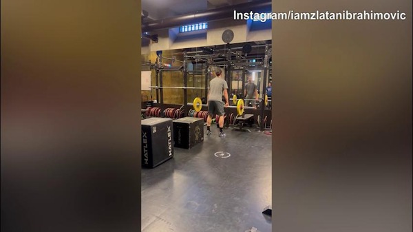 Milan, Ibra lavora duramente in palestra con i pesi