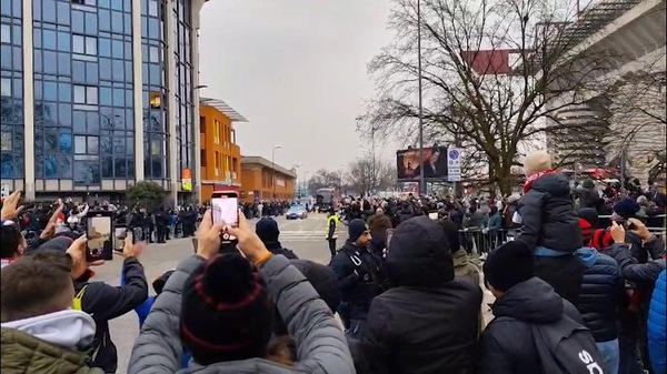 Milan-Feyenoord, l'arrivo dei pullman a San Siro