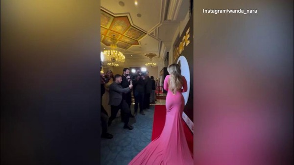 Wanda Nara fa impazzire i fans con un abito tutto rosa