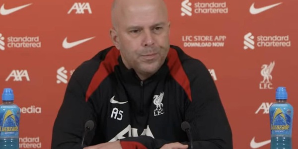 Slot perde sette anni di vita: clamorosa gaffe su Ronaldo in conferenza