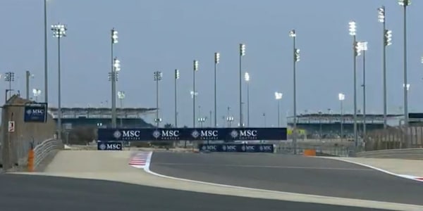 F1, test sospesi in Bahrain e meccanici Ferrari con la torcia: il motivo è assurdo
