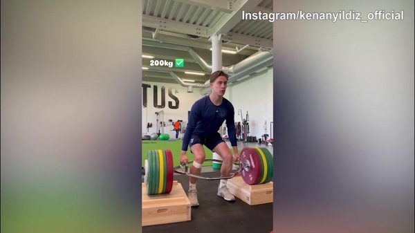 Juventus, Yildiz solleva 200 kg di pesi