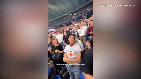 Valentino Rossi scatenato al concerto di Jovanotti insieme a Lucio Corsi e Cesare Cremonini