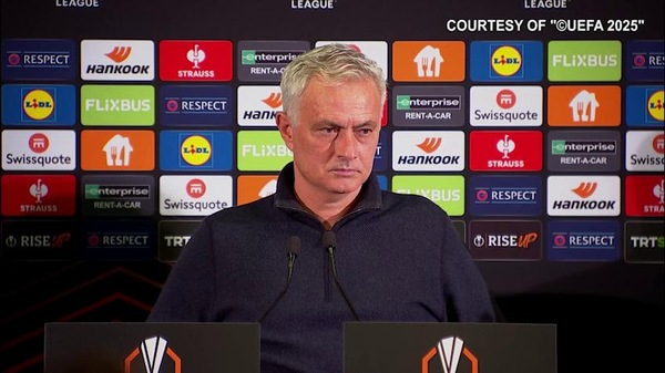 Incredibile Mourinho: dorme e russa mentre arriva la domanda del giornalista!