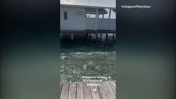 Mare cristallino e allenamento teutonico per Michelle Hunziker e Ilary Blasi