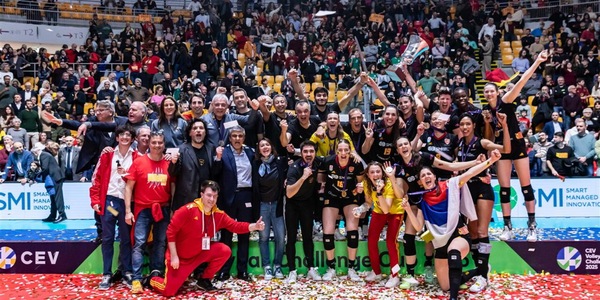 Storico trionfo per Roma che alza la Challenge Cup