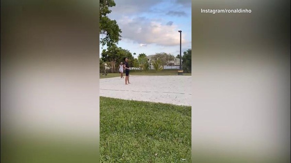 Ronaldinho, che sfida sulla sabbia