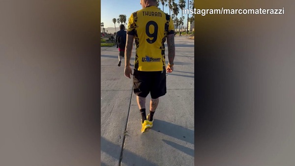 L'Inter supera l'Atalanta 2-0, Materazzi esulta con la maglia di Thuram