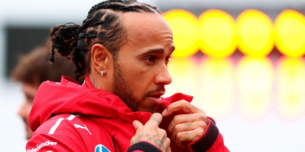 “In Ferrari per il tour d’addio”: Hamilton, il flop dell’esordio scatena i tabloid