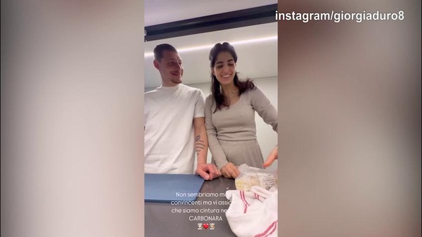 Belotti, nostalgia italiana: in cucina con la moglie prepara...la carbonara