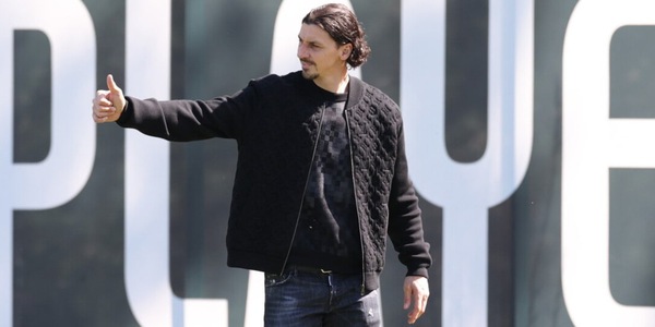 Un Ibra in più accanto al Milan: Zlatan in tribuna nella trasferta di Napoli