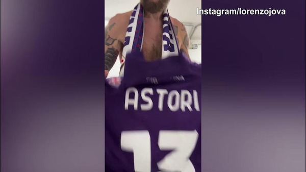 Jovanotti, dedica speciale dopo il concerto a Firenze: sciarpa e maglia della Fiorentina di Astori