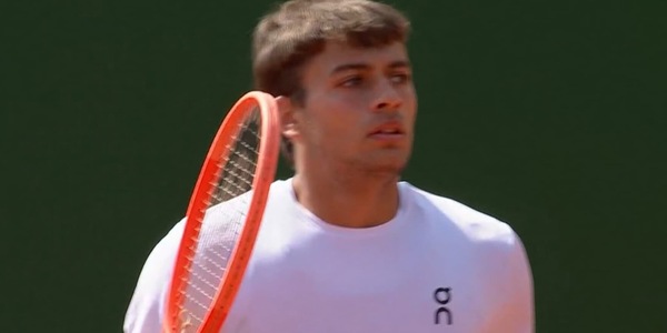 Sonego lotta ma si arrende al primo turno di Montecarlo. Bene Cobolli
