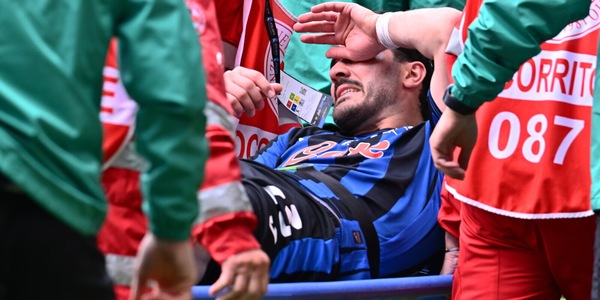 Kolasinac infortunato, ginocchio ko: via in barella durante Atalanta-Bologna