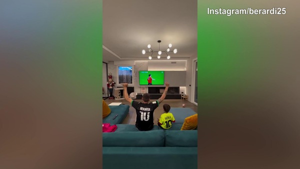 Sassuolo, Berardi festeggia il ritorno in Serie A dal divano di casa
