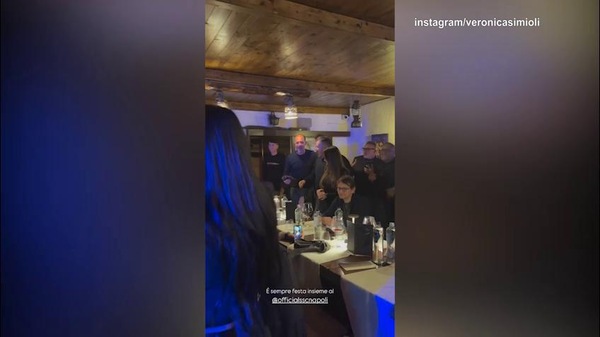Napoli, tutti a cantare "O surdato nnammurato"
