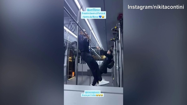Napoli, siparietto sul pullman: Juan Jesus e Contini lavorano di forza sul corrimano...