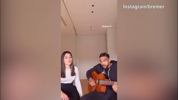 Juventus, Bremer si rilassa con la moglie e la chitarra
