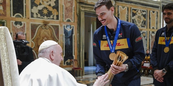 Profondo cordoglio del mondo del volley per la scomparsa di Papa Francesco