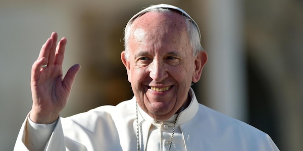 Papa Francesco: le padelle, le telefonate mancate e la croce di Lampedusa