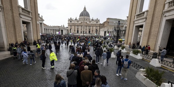 Papa Francesco, oltre 61 mila fedeli hanno reso omaggio al Santo Padre