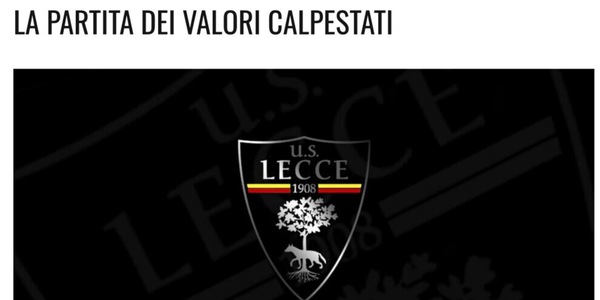 Lecce, clamorosa protesta con l’Atalanta: maglia bianca senza stemmi e loghi!