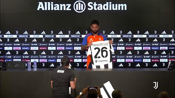 Lo sfogo di Douglas Luiz sui social