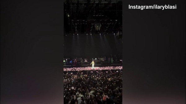 Concerto Jovanotti, Ilary Blasi canta e balla
