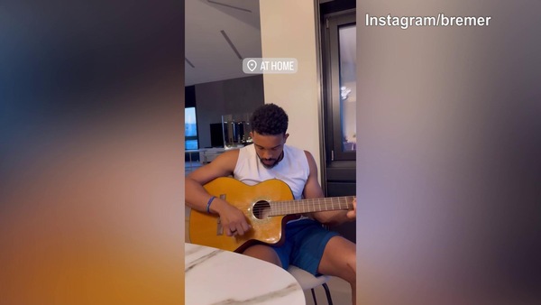 Juventus, la classe di Bremer con la chitarra in mano