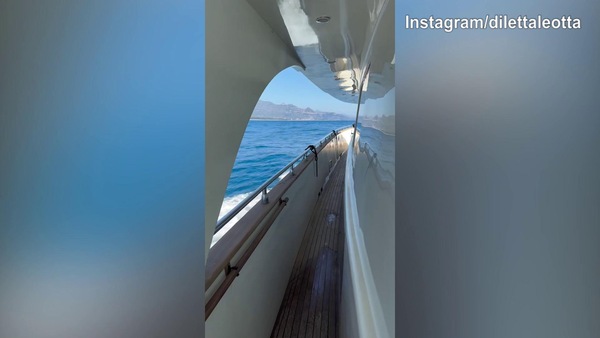 Sicilia, Diletta Leotta si gode il mare insieme alla figilia