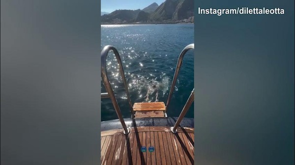 Diletta Leotta, bagno e sorrisi nel mare della Sicilia