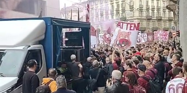 Tifosi del Torino in marcia: omaggio agli Invincibili e cori contro Cairo
