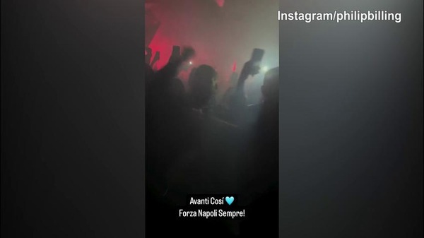 Billing mostra l'euforia dei tifosi al rientro del Napoli a Capodichino