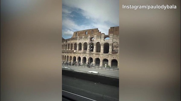 Dybala innamorato di Roma: eccolo passare sotto il Colosseo