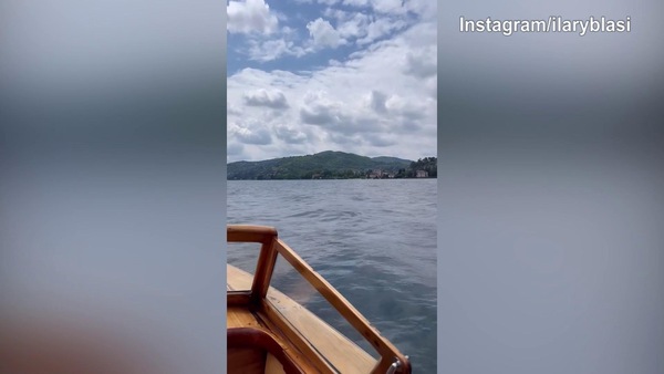 Ilary Blasi sul lago di Como si gode il paesaggio mozzafiato