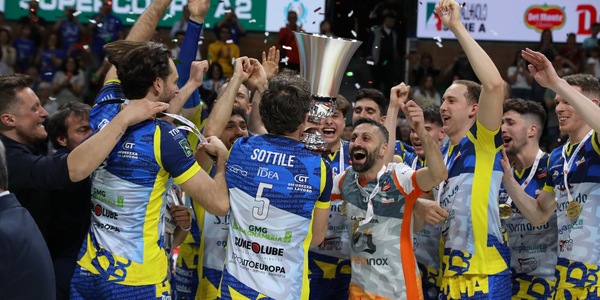 Supercoppa di A2: dopo la promozione Cuneo alza anche il trofeo