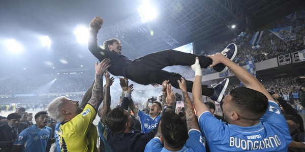 Il Napoli di Conte Campione d'Italia! Inter, inutile vittoria a Como