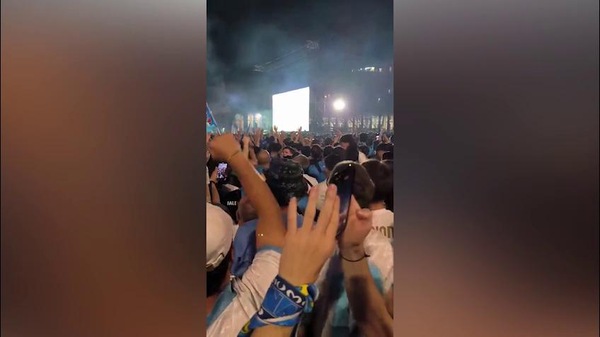 Napoli, la festa per lo Scudetto è anche a Milano in piazza Duomo