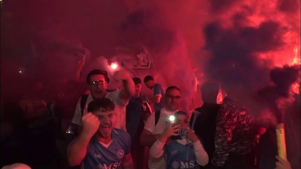 Napoli, la festa non si ferma mai: tifosi festanti fuori dal "Maradona"