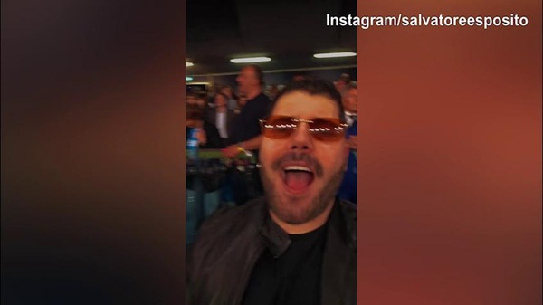Napoli, festa Scudetto: Salvatore Esposito festeggia dagli spalti