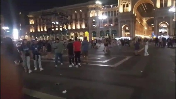 Inter, la delusione dei tifosi in Piazza Duomo