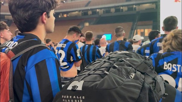 Inter, lacrime e delusione: i tifosi abbandonano San Siro