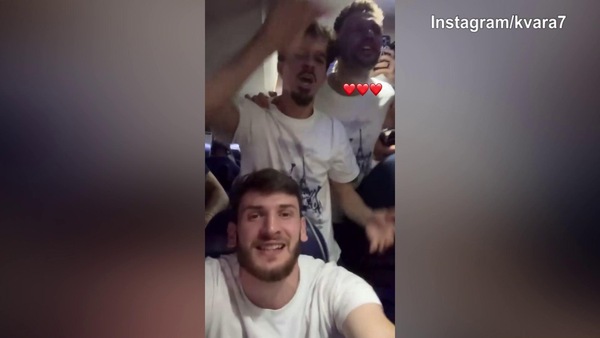 Psg campione d'Europa, la grande festa di Kvara con i compagni