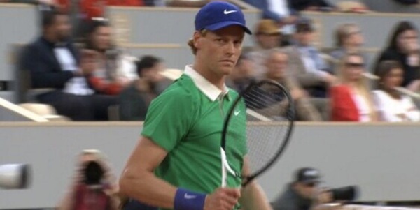 Sinner è una macchina: Rublev spazzato via, dritto ai quarti del Roland Garros